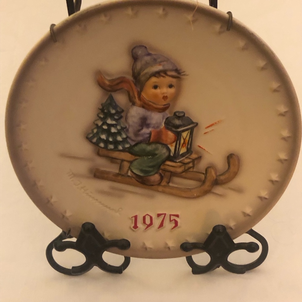 Hummel Plate Ride Into Christmas Boy on Sleigh Lantern Pine Tree FANTASTIC!
